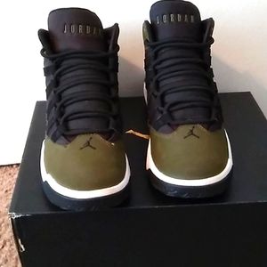 Jordan Aura Max Army Green and Black 5.5y Big Boy = 7 in Women